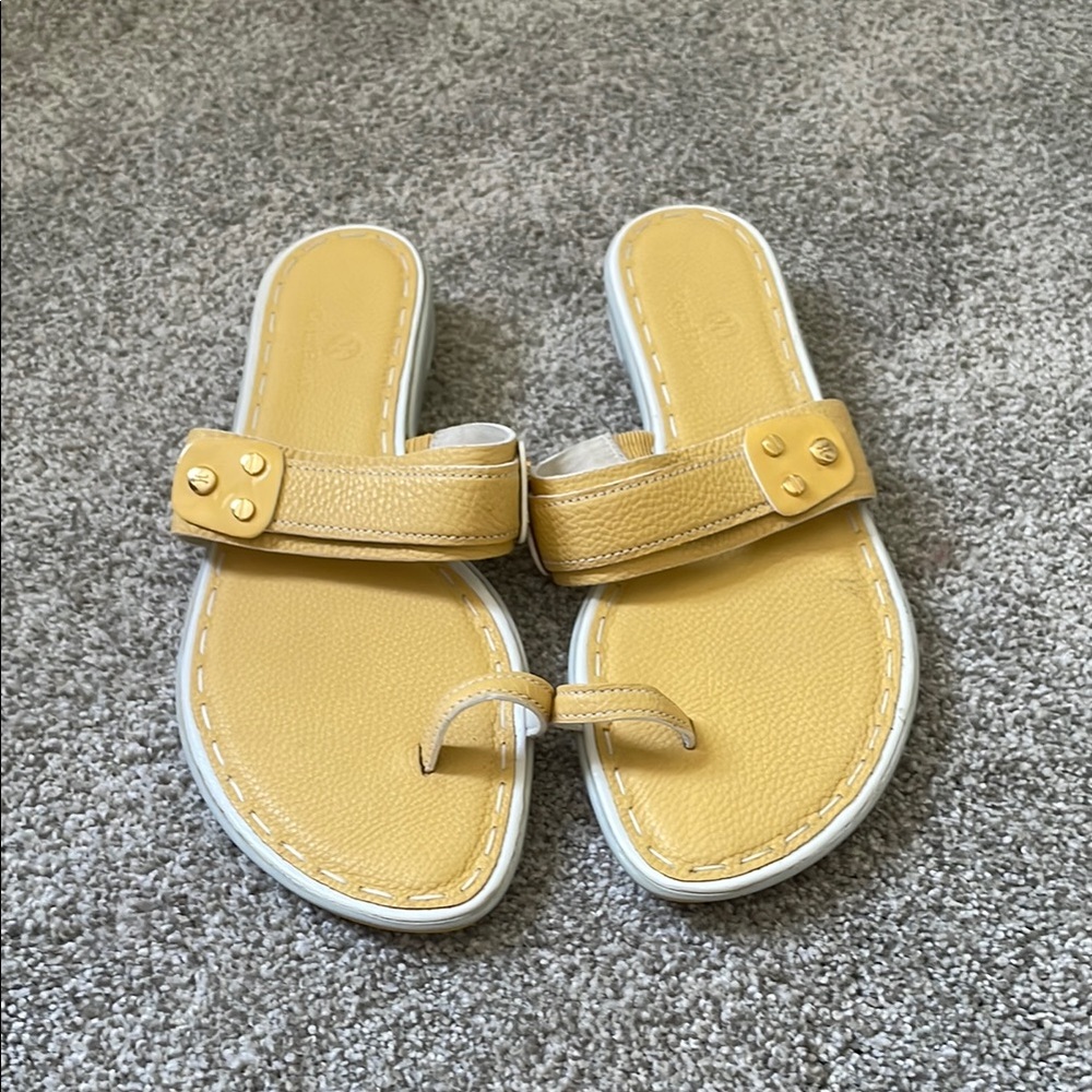 Cole Haan slip on sandals Sz 10.5 pebbled yellow big toe strap 1” heel